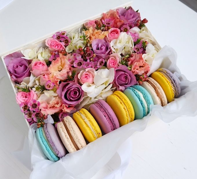 Квіти з солодощами в коробці