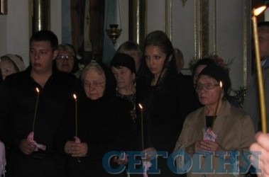 25 мая 2012, 13:13 Переглядів:   Після відспівування похоронна процесія вирушила Запорізьке кладовище