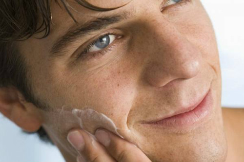 Для боротьби з цим порушенням можна звернутися до дерматолога, але в більшості випадків позбутися від лущення шкіри після гоління реально в домашніх умовах