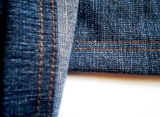 Якщо в джинсах передбачено 2 оздоблювальні строчки, прокладаємо другу паралельну рядок
