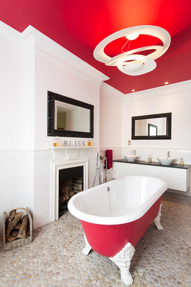 Модні червоні акценти у ванній кімнаті (дизайн Jaffa Group Design Build)