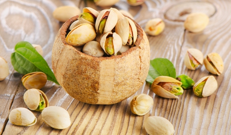 Фісташки відрізняються від інших горіхів тим, що в них найбільш раціонально поєднуються калорійність і кількість вітамінів і мінеральних речовин
