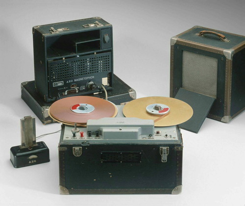 фірма   AEG   випустила перший комерційний плівковий магнітофон під назвою Magnetophon K1 в 1935 році