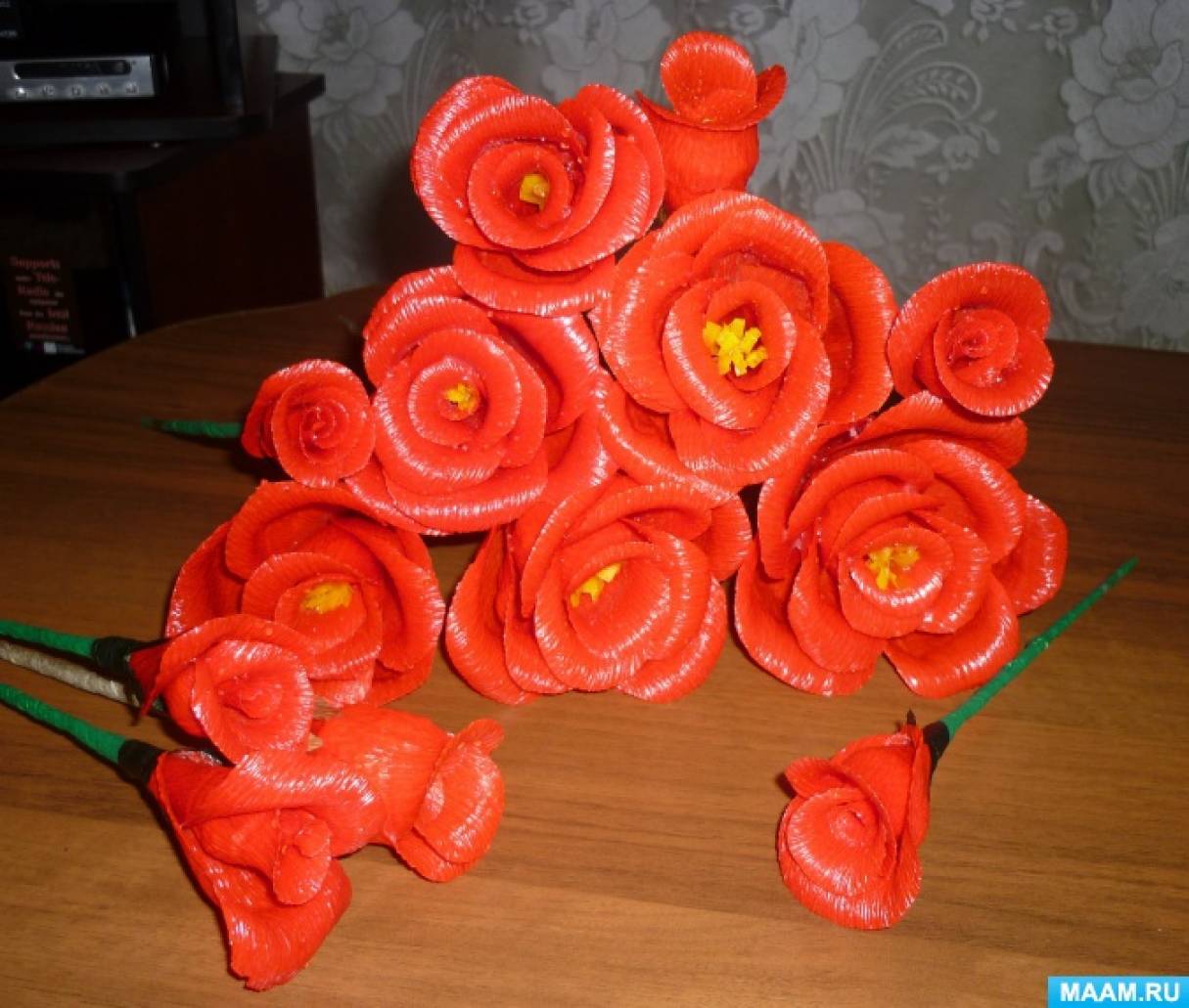 Антоніна Миколаївна Лисенко   Майстер-клас «Напарафіненние троянди в подарунок»   Шановні колеги, показувати Вам як зробити троянди з гофрованого паперу, зараз я не буду, тому що вже був мій майстер-клас