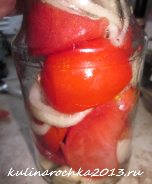 Укласти щільно різану помідору, перекладаючи кільцями цибулі