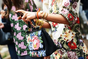 Шикарна торішня осінньо-зимова колекція модного будинку Дольче і Габбана (Dolce & Gabbana) подарувала модницям яскраві, красиві сумки вишиті хрестом