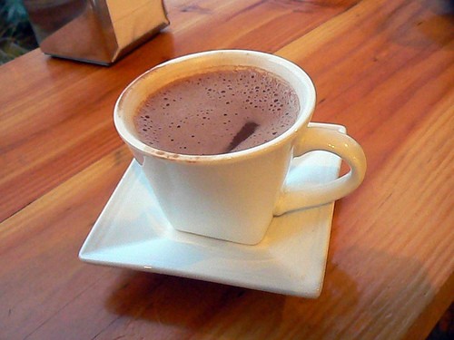 Дуже часто гарячий шоколад плутають з какао, проте, гарячий шоколад набагато гущі какао, оскільки він містить какао-масло і какао-порошок