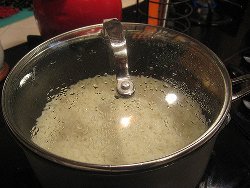Рис можна приготувати в різному посуді, його також готують на сковороді