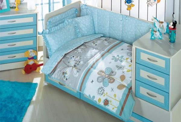 Деякі виробники іноді пропонують повні набори в ліжечко, куди крім постільної білизни входить ще ковдру, подушка, кишеню і бортик